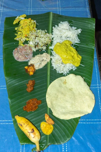 Kerala Hindistan 'daki Onam festivali sırasında geleneksel Kerala yemekleri muz yaprağına serilmiştir.