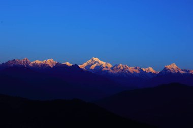 Gantok Sikkim Hindistan 'daki Hanuman tepesinden ilk güneş ışınlarının düştüğü Kanchenjunga Dağı manzarası
