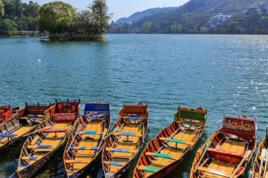 Hindistan 'ın Nainital ilçesinde Bhimtal tepesindeki bir gölde su üzerinde yüzen tekneler ünlü bir turizm beldesi.