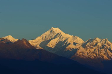 Gantok Sikkim Hindistan 'daki Hanuman tepesinden ilk güneş ışınlarının düştüğü Kanchenjunga Dağı manzarası
