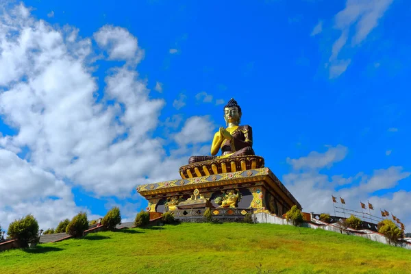 インド シッキム州ラボンラから見た青空と雲を背景にした仏像 — ストック写真