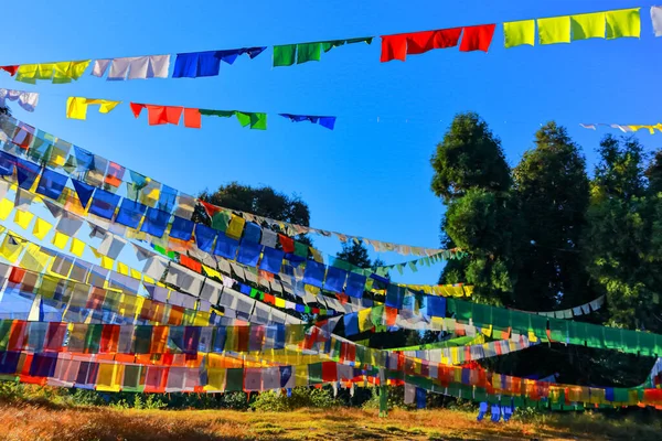 Drapeaux Prière Tibétains Soufflant Avec Vent Avec Hautes Chaînes Montagnes — Photo