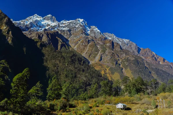 Uma Cabana Branca Solitária Pequena Vale Sikkim Índia Base Escala — Fotografia de Stock