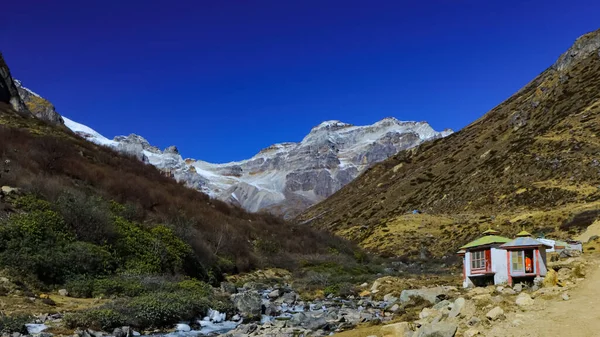 Selektivní Pohled Údolí Malou Chatou Zasněženými Vrcholky Daleké Severní Sikkim — Stock fotografie