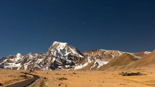 Изображение Длинной Одинокой Дороги Изгибами Тибетском Плато Заснеженными Горами Пиками — стоковое фото