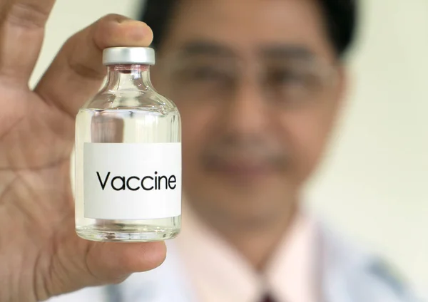 Doktorun Elindeki Aşıya Odaklan Coronavirus Covid Konsepti — Stok fotoğraf