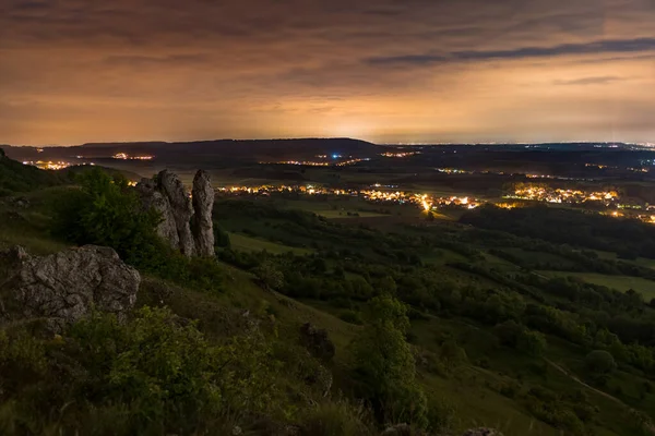 夜の山からの街の景色 — ストック写真