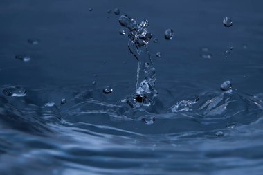 Su damlaları dalgalı su yüzeyine ve su kolonuna neden olur