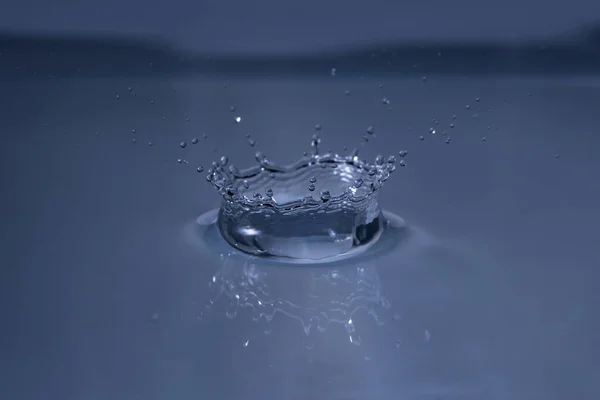 Splash Waterdruppel Raken Wateroppervlak — Stockfoto