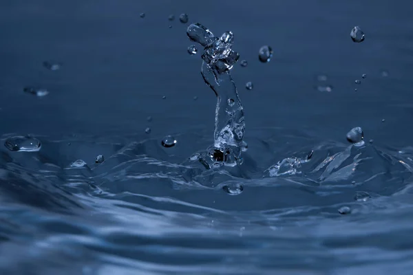 Rozpryskujące Się Krople Wody Powodujące Falującą Powierzchnię Wody Słup Wody — Zdjęcie stockowe