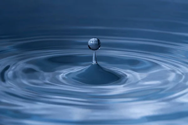 Waterdruppel Stijgt Weer Onderdompeling Water — Stockfoto