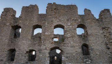 Büyük kale duvarı yazın günbatımında Neumarkt 'ta Wolfstein' ı mahvediyor.