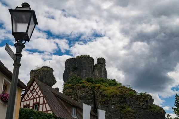 Huizen Gebouwd Rots Frankisch Zwitserland Bewolkte Zomerdag — Stockfoto