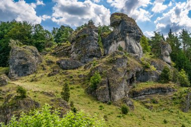Franconian İsviçre 'nin kayalık oluşumu güneşli yaz gününde