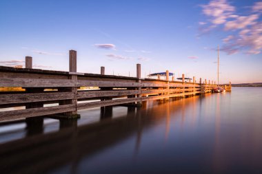 Altmhlsee Gölü Jetty yaz akşamı gün batımında
