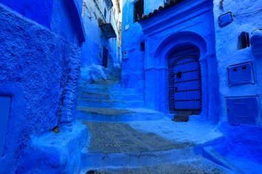 Fas, Chefchaouen popüler şehrin mavi sokak duvarları. Geleneksel Fas mimari detayları.