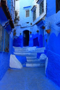Fas, Chefchaouen popüler şehrin mavi sokak duvarları. Geleneksel Fas mimari detayları.