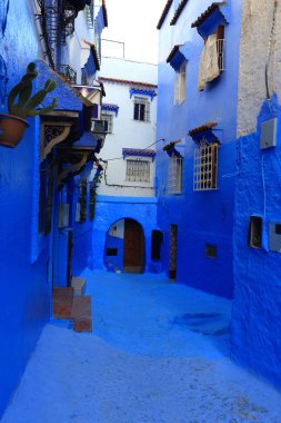Fas, Chefchaouen popüler şehrin mavi sokak duvarları. Geleneksel Fas mimari detayları.
