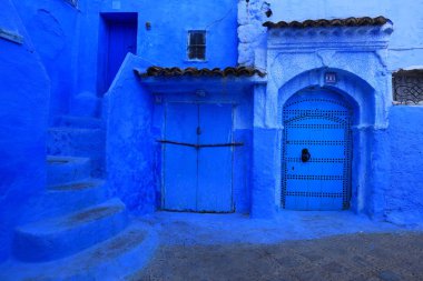 Fas, Chefchaouen popüler şehrin mavi sokak duvarları. Geleneksel Fas mimari detayları.