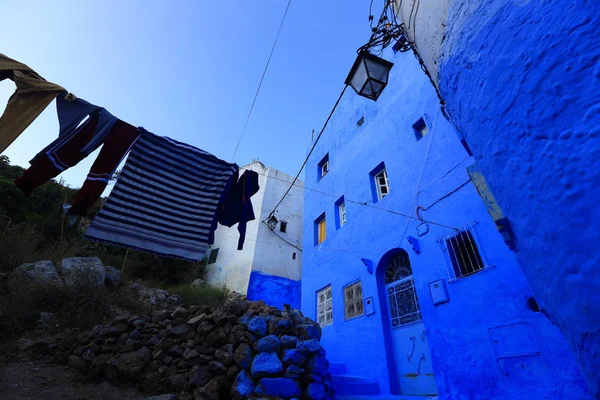 Fas, Chefchaouen popüler şehrin mavi sokak duvarları. Geleneksel Fas mimari detayları.