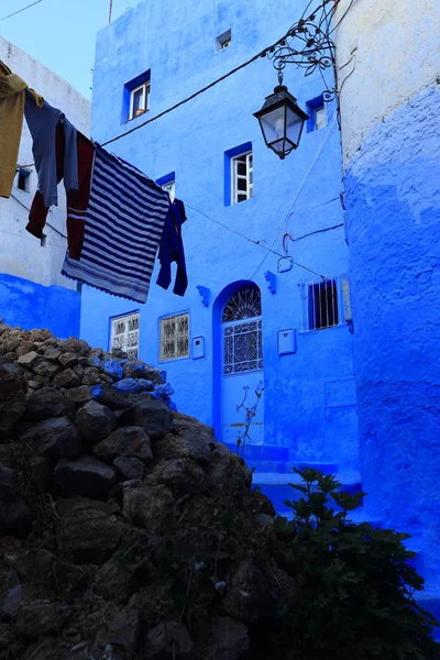 Fas, Chefchaouen popüler şehrin mavi sokak duvarları. Geleneksel Fas mimari detayları.