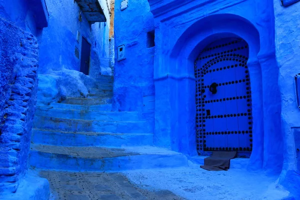 Fas, Chefchaouen popüler şehrin mavi sokak duvarları. Geleneksel Fas mimari detayları.
