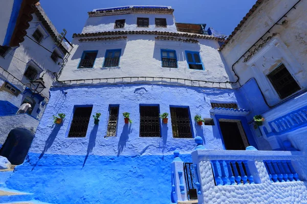Fas, Chefchaouen popüler şehrin mavi sokak duvarları. Geleneksel Fas mimari detayları.