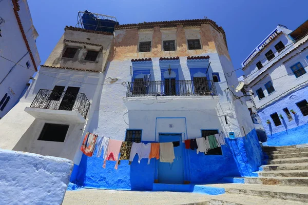 Fas, Chefchaouen popüler şehrin mavi sokak duvarları. Geleneksel Fas mimari detayları.
