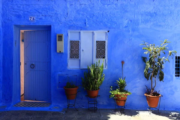 Fas, Chefchaouen popüler şehrin mavi sokak duvarları. Geleneksel Fas mimari detayları.