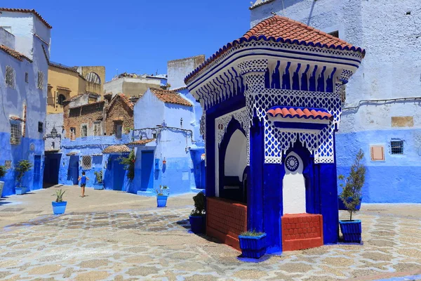Fas, Chefchaouen popüler şehrin mavi sokak duvarları. Geleneksel Fas mimari detayları.