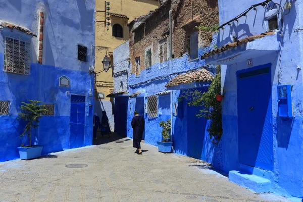Fas, Chefchaouen popüler şehrin mavi sokak duvarları. Geleneksel Fas mimari detayları.