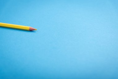 Mavi kopya alanı üzerinde sarı kalem