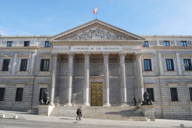 Madrid, İspanya - 03: 23 2012: Güneşli bir kış gününde az sayıda insanın yürüdüğü İspanyol parlamento cephesi