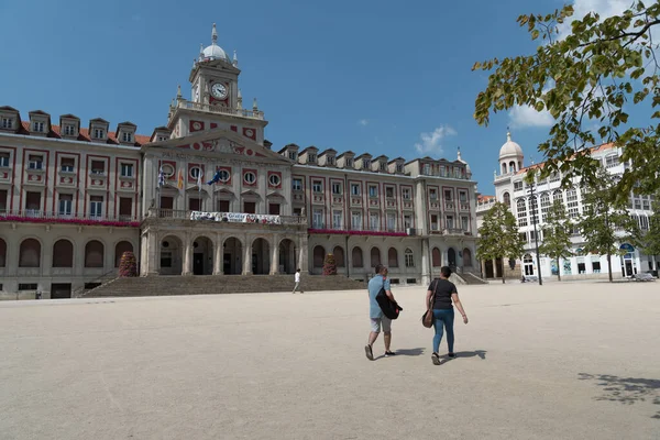 Ferrol / Galiza / İspanya - 08 08 2020: Güneşli bir yaz öğleden sonrasında Ferrol belediye binasının önünde bilinmeyen insanlar yürüyor. Yeniden tasarlandıktan sonra yepyeni bir ana kare görüntüsü, 2020 'de tamamlandı. Yerel, seyahat, siyaset ve bayram bilgileri