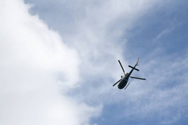 Culleredo / Galiza / İspanya - 07 21 1 7: 2017 yazında Galiçya orman yangınlarında çalışan helikopter. Mavi ve bulutlu gökyüzüne karşı itfaiye helikopteri