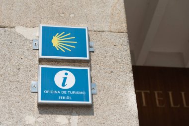 Ferrol / Galiza / İspanya - 08 08 2020: St James Way sarı deniz tarağı kabuğu ve girişteki duvarda turizm bürosu tabelaları. Turizm bürosu İngiliz Yolu 'nun başında, Ferrol' da.