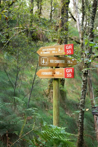 Capela / Galiza / İspanya - 08 01 2020: Dikey ahşap tabelalar Belelle Nehri 'ndeki Grand Route 55, Formariz Köyü ve Rio Coberto (Kapalı Nehir Bölgesi) bölgesini gösteriyor
