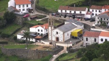 Santo Andre de Teixido. Bulutlu bir yaz öğleden sonrasında yakındaki tepeden. Sığınağı eski bir hac mekanıdır.