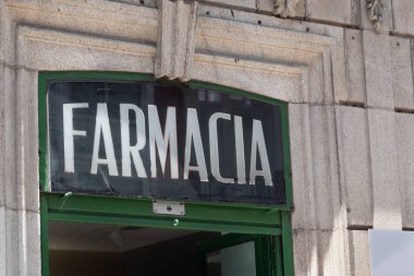 Ferrol / Galiza / İspanya - 08 08 08 2020: İspanyol dükkanının ön tabelasında markasız eski eczane