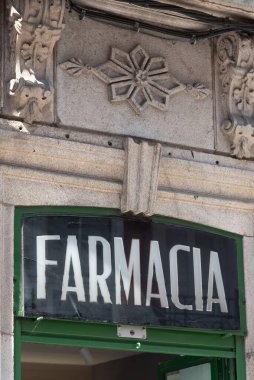 Ferrol / Galiza / İspanya - 08 08 2020: İspanyolca eski eczane önü tabelası. Güneşli bir öğleden sonra. Taş cephesi ayrıntıları çerçeveleme.