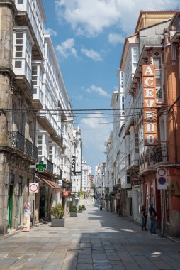 Ferrol / Galiza / İspanya - 08 08 2020: Güneşli yaz öğleden sonra Ferrol 'da çok az insan Real Caddesi' nde yürür. Burası şehrin ana caddesi, Madalena şehir merkezinde, nüfusu çok az.