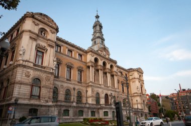 Bilbao, Euskal Herria, İspanya - 09 04 2018: Açık mavi gökyüzü ile Bilbao Belediye Binası cephesi