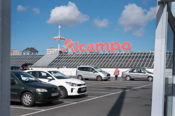Ferrol Galiza Espanha 2020 Mulher Caminha Direção Carro Estacionado Estacionamento — Fotografia de Stock