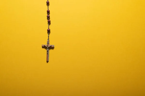 Maroon Contas Rosário Com Crucifixo Madeira Sobre Amarelo Liso Copie — Fotografia de Stock