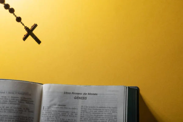 Bíblia Aberta Espanhol Primeiro Livro Moisés Gênesis Rosário Pendurados Topo — Fotografia de Stock