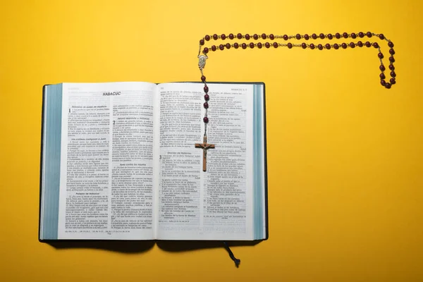 Knolling Bestehend Aus Geöffneter Bibel Spanisch Und Rosenkranz Der Sein — Stockfoto