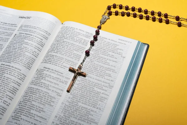 Biblia Aberta Espanhol Com Crucifixo Rosário Livro Sagrado Papelão Amarelo — Fotografia de Stock