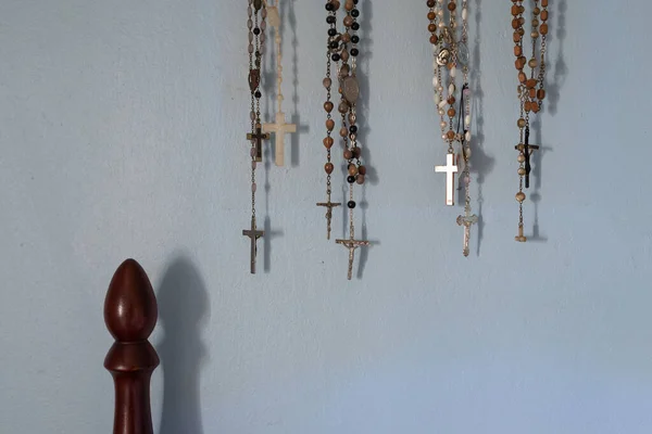 Diversi Rosari Appesi Muro Blu Letto Copiare Spazio Collezione Rosari — Foto Stock