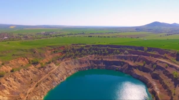 Vista aérea de um poço de mineração — Vídeo de Stock