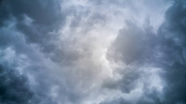 Doku bir çok güzel koyu fırtına bulutları